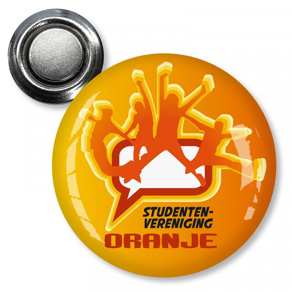 Ronde Naambadge met dominglabel en magneetsluiting. Diameter 40 mm